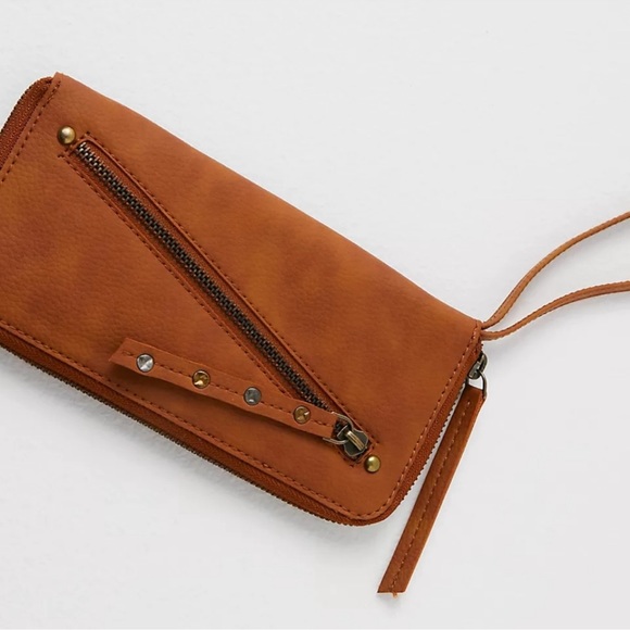 🆕 Free People Distressed Wallet Clutch Handle Vegan Boho Camel Brown - Picture 1 of 6